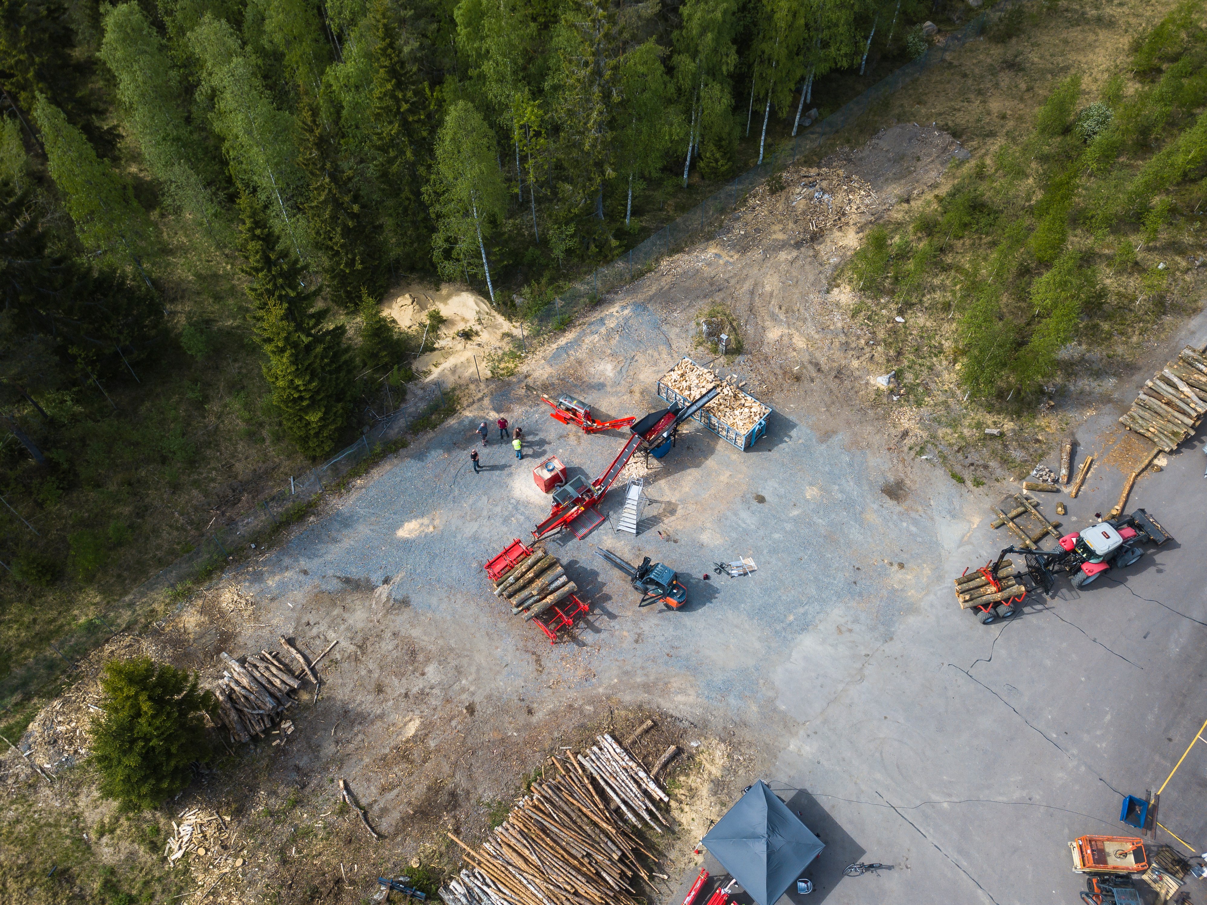 Klapi operaatio: tukkipöytä, klapikone ja polttopuun puhdistin ylhäältä kuvattuna.