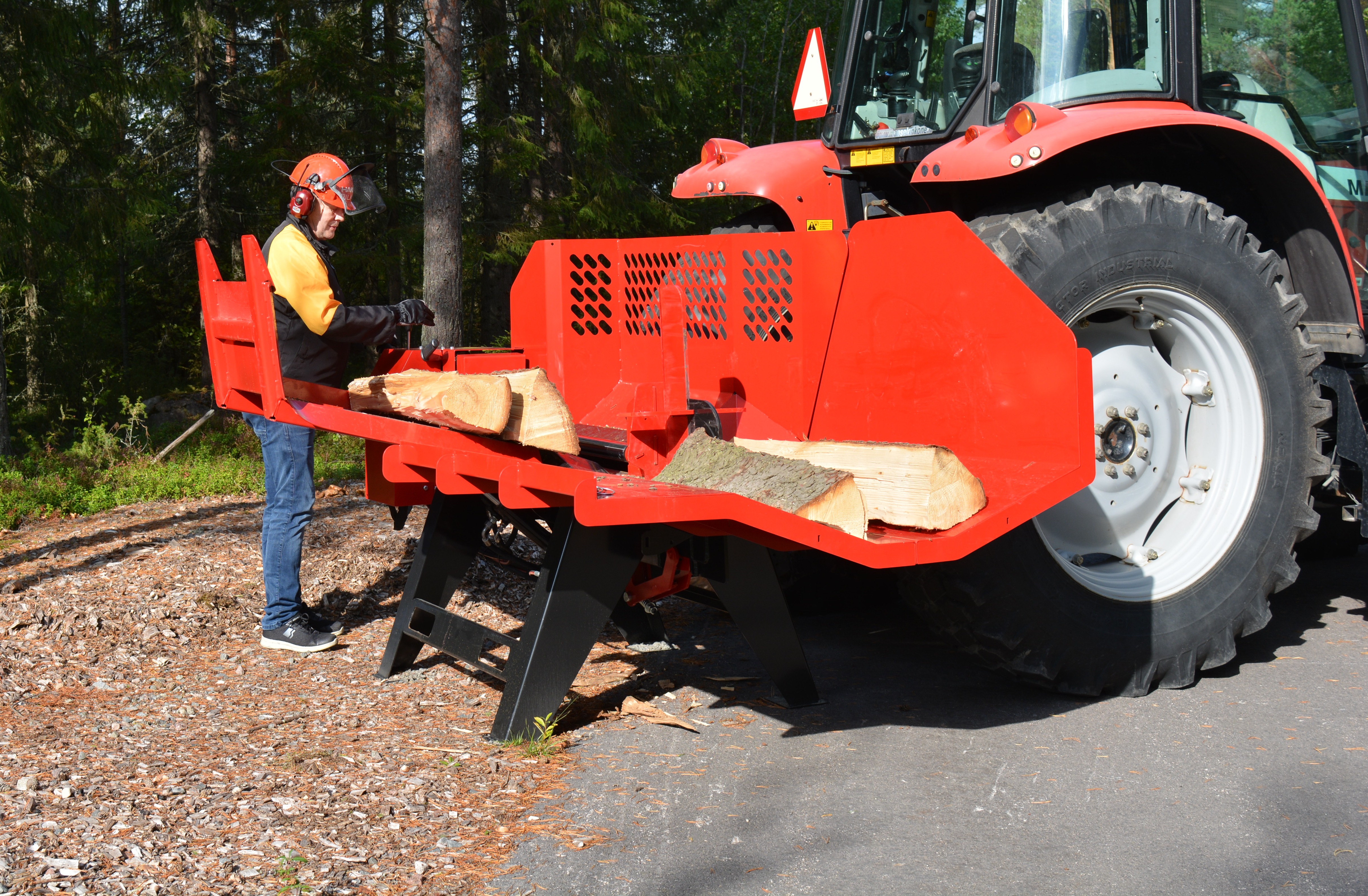 Hakki Pilke HH 110 halkomakone käytössä.