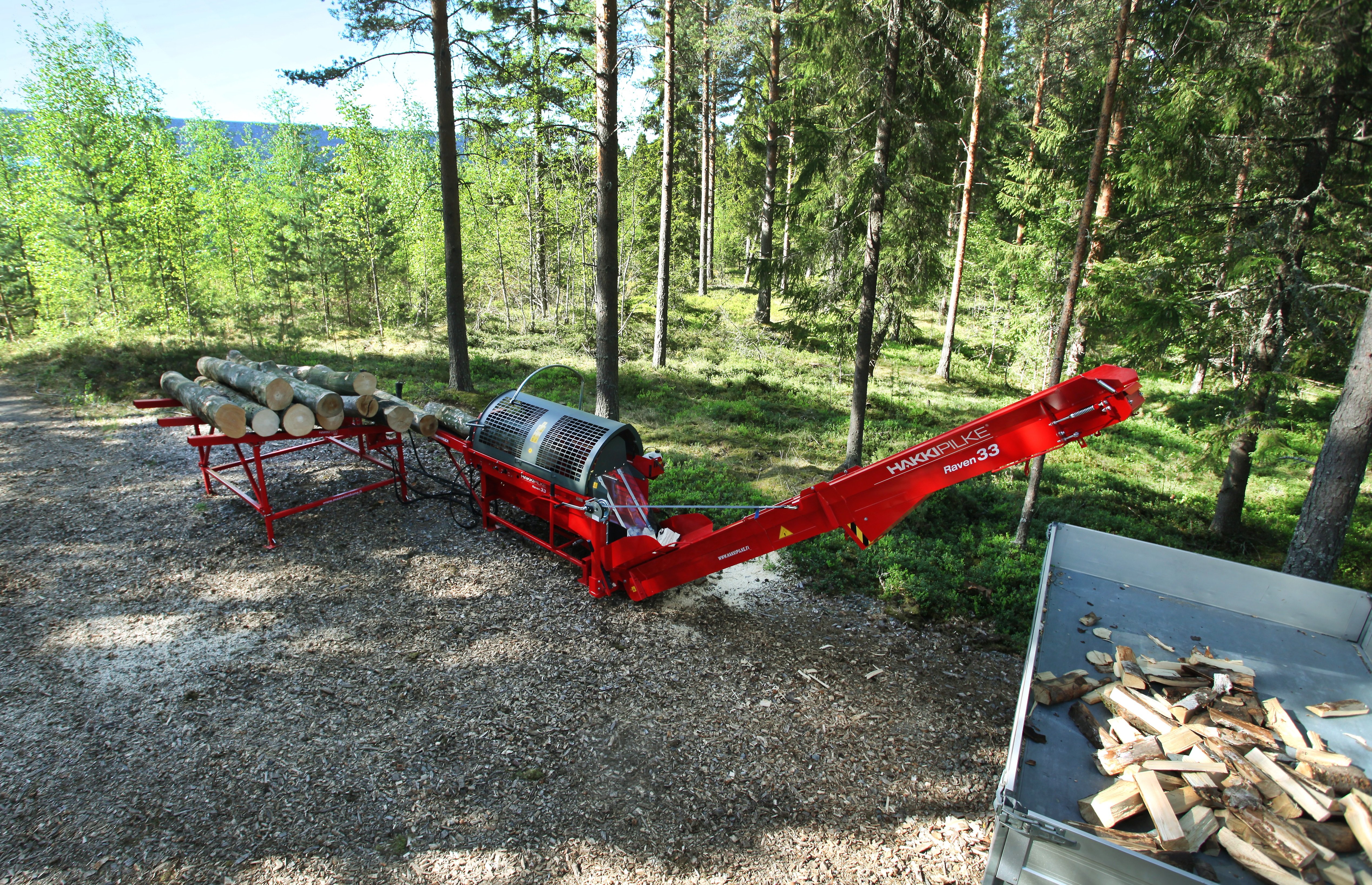 Hakki Pilke Raven 33 valmiina käyttöön metsän laidalla.